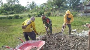 Perkuat Kebersamaan, Babinsa Koramil 1710-07/Mapurujaya Bersama Warga Gelar Kerja Bakti Pembangun Masjid Nurul Hikmah