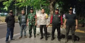Jaga Keamanan Wilayah, Kodim 0505/JT Gelar Patroli dan Siskamling Keliling Bersama Komduk di Pulogadung