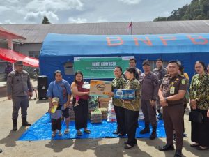 Kejari Toba dan IAD Salurkan Bantuan bagi Korban Bencana di Desa Dolok Nauli