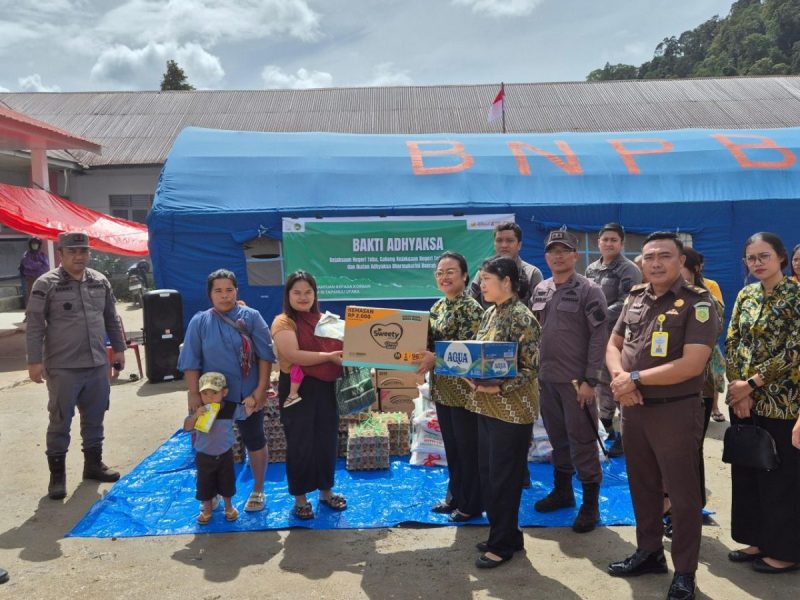 Kejari Toba dan IAD Salurkan Bantuan bagi Korban Bencana di Desa Dolok Nauli