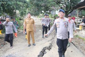 Polda Sumsel Salurkan Bantuan Logistik untuk Korban Longsor di Desa Tandihat