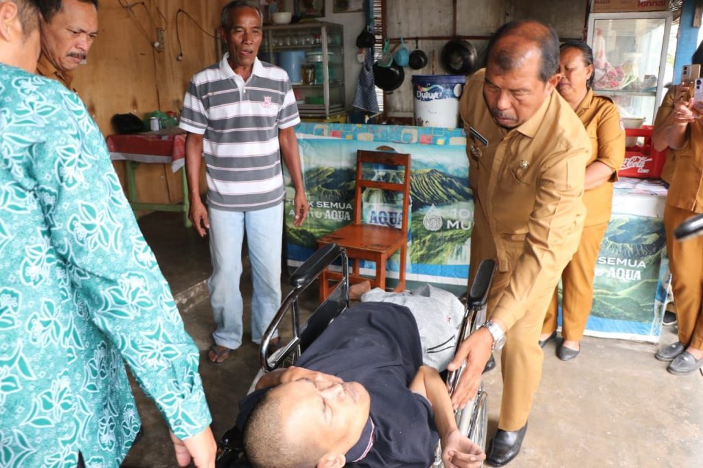 Wakil Bupati Serahkan Bantuan Kursi Roda Untuk Warga Lumpuh
