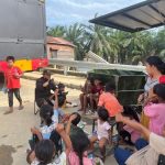 Personel Tim Randurlap dan Water Treatment Satbrimob Polda Sumsel Beri Hiburan untuk Anak-Anak Korban Bencana