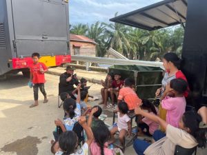 Personel Tim Randurlap dan Water Treatment Satbrimob Polda Sumsel Beri Hiburan untuk Anak-Anak Korban Bencana