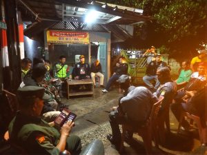 Patroli Terpadu Koramil 02/Pondok Gede Bersama Komduk Perkuat Siskamling dan Antisipasi Kamtibmas di Wilayah