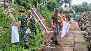 Kodim 0505/JT Gelar Karya Bhakti Bersihkan Kali Ciliwung, Angkat Sampah untuk Rayakan HUT Kodam Jaya/Jayakarta ke-76