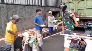 Koramil 01/Menteng Melaksanakan Kegiatan Jumat Berkah Di Wilayah Menteng Jakarta Pusat