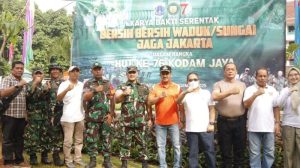 HUT KE – 76 Kodam Jaya, Kodim 0504/Jakarta Selatan Bersih Bersih Sungai