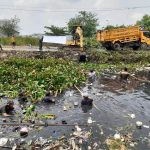 Sambut Hari Juang TNI AD dan HUT ke 76 Kodam Jaya, Satjar Korem 052/Wkr Gelar Karya Bakti Bersihkan Sungai Skala Besar