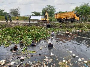 Sambut Hari Juang TNI AD dan HUT ke 76 Kodam Jaya, Satjar Korem 052/Wkr Gelar Karya Bakti Bersihkan Sungai Skala Besar