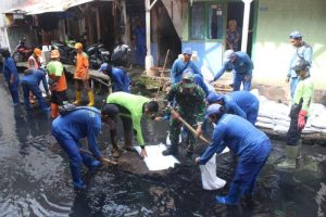 Peringati Hari Juang TNI AD, Kodim 0501/JP Gandeng Forkopimda Laksanakan Karya Bakti Pembersihan Sungai Krukut