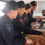 Personel Tim Dapur Lapangan dan Water Treatment Brimob Polda Sumsel Bantu Masyarakat Terdampak Bencana