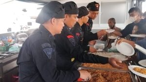Personel Tim Dapur Lapangan dan Water Treatment Brimob Polda Sumsel Bantu Masyarakat Terdampak Bencana