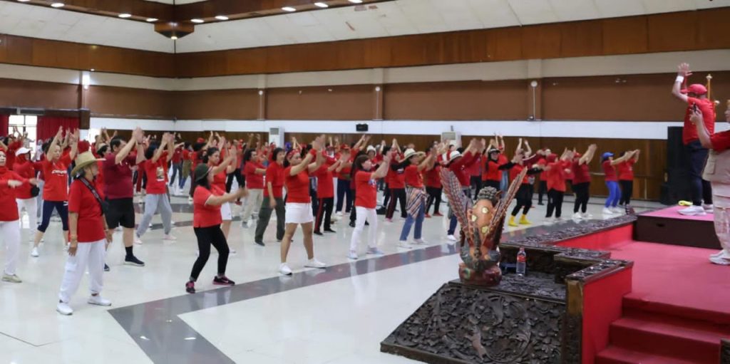 Untag Surabaya dan Komunitas Lintas Iman Gelar Senam Lansia Sehat Sambut Hari Ibu