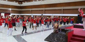 Untag Surabaya dan Komunitas Lintas Iman Gelar Senam Lansia Sehat Sambut Hari Ibu