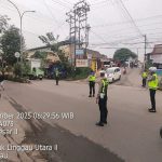 Mengedepankan Pelayanan Masyarakat, Satbrimob Polda Sumsel Giat Pengaturan Lalu Lintas, Bantu Penyebrangan Anak Sekolah