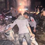 Personel Polri Bersihkan Lumpur dan Sampah Pascabanjir di Jalan Lintas Aceh Tamiang