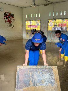 Korpolairud Baharkam Polri Lakukan Normalisasi Sekolah Terdampak Lumpur di Padang Pariaman