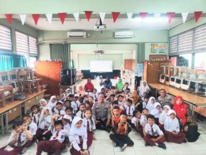 Sat Binmas Polres Metro Jakarta Utara Melaksanakan Kegiatan Polisi Sahabat Anak di SDN 03 Warakas