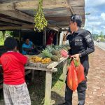 Aksi Nyata Satgas Ops Damai Cartenz Dukung Ekonomi Mama-Mama Papua Lewat Belanja Buah Lokal