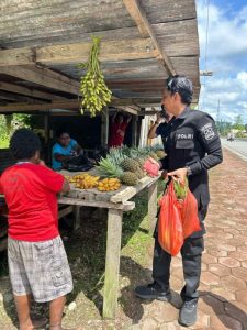 Aksi Nyata Satgas Ops Damai Cartenz Dukung Ekonomi Mama-Mama Papua Lewat Belanja Buah Lokal