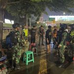 Maung TNI Menyusuri Malam, Babinsa Koramil 01/Kranji Bersama Komduk Kawal Siskamling Warga Cegah Gangguan Kamtibmas