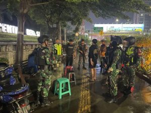 Maung TNI Menyusuri Malam, Babinsa Koramil 01/Kranji Bersama Komduk Kawal Siskamling Warga Cegah Gangguan Kamtibmas