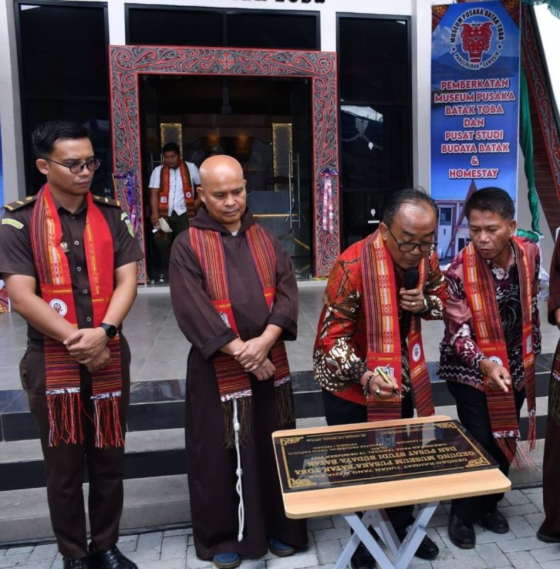 Wabup Samosir Resmikan Museum Pusaka Batak Toba, Serahkan Dukungan Rp. 50 Juta