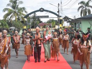 Sambutan Tarian Adat Warnai Kedatangan Dandim 1710/Mimika