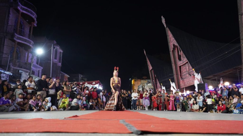 Car Free Night Tampilkan Fashion Show Nuansa Paduan Natal dan Budaya