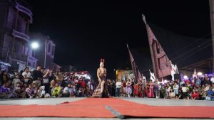 Car Free Night Tampilkan Fashion Show Nuansa Paduan Natal dan Budaya