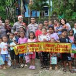Satgas Humas Ops Damai Cartenz Bagikan Bingkisan Natal kepada Anak-anak di Jayapura