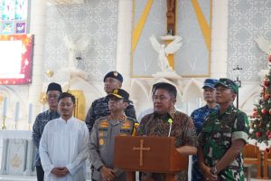 Dansat Brimob Polda Sumsel Dampingi Gubernur dan Kapolda Tinjau Gereja serta Pos Pam Ops Lilin Musi 2025