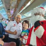 KAI Wisata Tebar Kehangatan Natal, Penumpang Kereta Disambut Santa di Surabaya