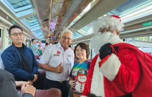 KAI Wisata Tebar Kehangatan Natal, Penumpang Kereta Disambut Santa di Surabaya