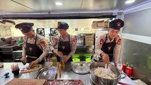 Personel Brimob Sumsel Sigap Bantu Warga Terdampak Bencana Terjunkan tim Dapur Lapangan dan Water Treatment