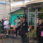 1 SST Personel Batalyon A Pelopor Bantu Pelaksanaan Upacara Pemakaman Almarhum Aiptu Kgs. Ahmad Irfan