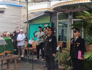 1 SST Personel Batalyon A Pelopor Bantu Pelaksanaan Upacara Pemakaman Almarhum Aiptu Kgs. Ahmad Irfan