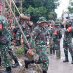 Personel Kodim 0507/Bekasi Gotong Royong Bersihkan Area Pembangunan KDKMP Bojong Menteng