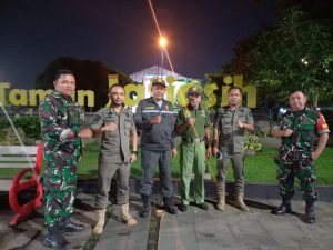 Patroli Malam bersama Tiga Pilar, Koramil 04/Jatiasih Pastikan Kamtibmas Kondusif Jelang Tahun Baru 2026