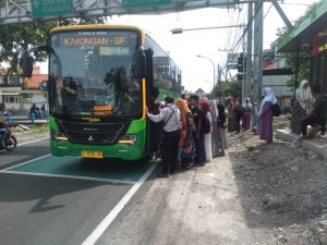 Trans Jatim Lamongan-Paciran Diserbu Warga, Penumpang Antre Berjam-jam