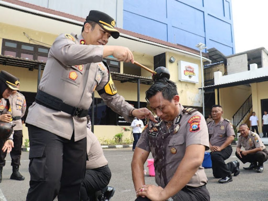 Kapolres Tanjung Perak Lantik 47 Personel Naik Pangkat
