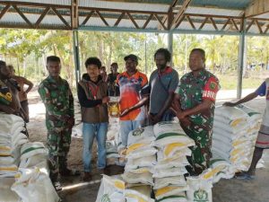 Agar Berjalan Dengan Lancar dan Tepat Sasaran, Babinsa Koramil Kokonao Dampingi Petugas Bulog Salurkan Bantuan Raskin