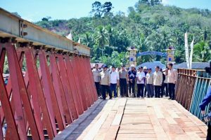 Wapang TNI Dampingi Presiden Prabowo Tinjau Jembatan Bailey di Tapsel