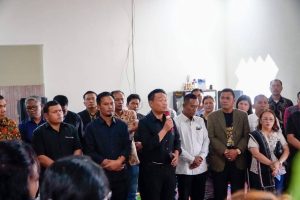 Wujud Kepedulian, Bupati Humbang Hasundutan Melayat ke Rumah Duka Op. Amos