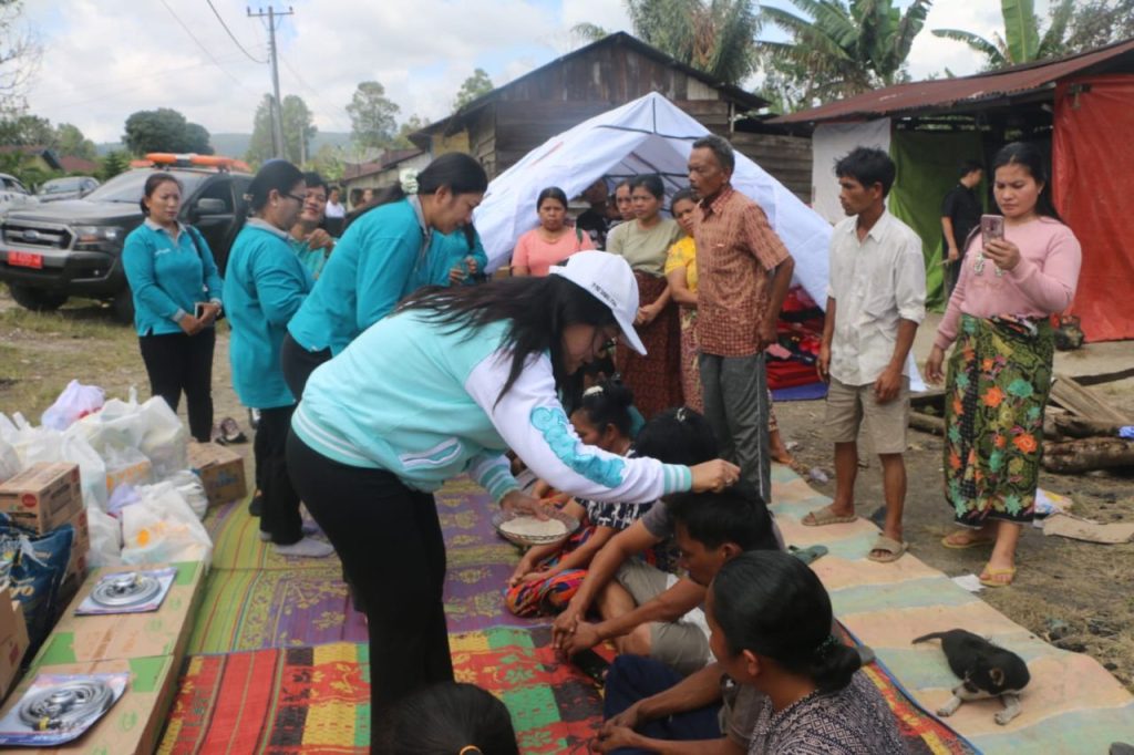 Ny Neny JTP Hutabarat Melawat Korban Kebakaran Parmonangan