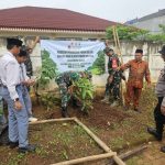 TNI dan Santri Bekasi Tanam Pohon di Bantaran Sunter