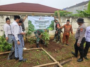TNI dan Santri Bekasi Tanam Pohon di Bantaran Sunter