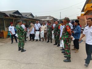 TNI Hijaukan Bantargebang Lewat Aksi Pemilahan Sampah Plastik