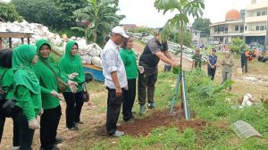 Koramil Jatinegara Hijaukan Bantaran Ciliwung, Tanam Sejuta Pohon
